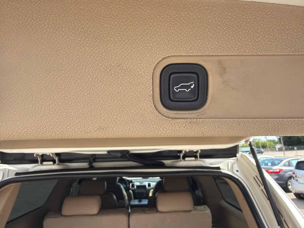 2010 Cadillac Escalade Image 11