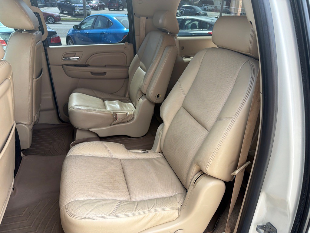 2010 Cadillac Escalade Image 12