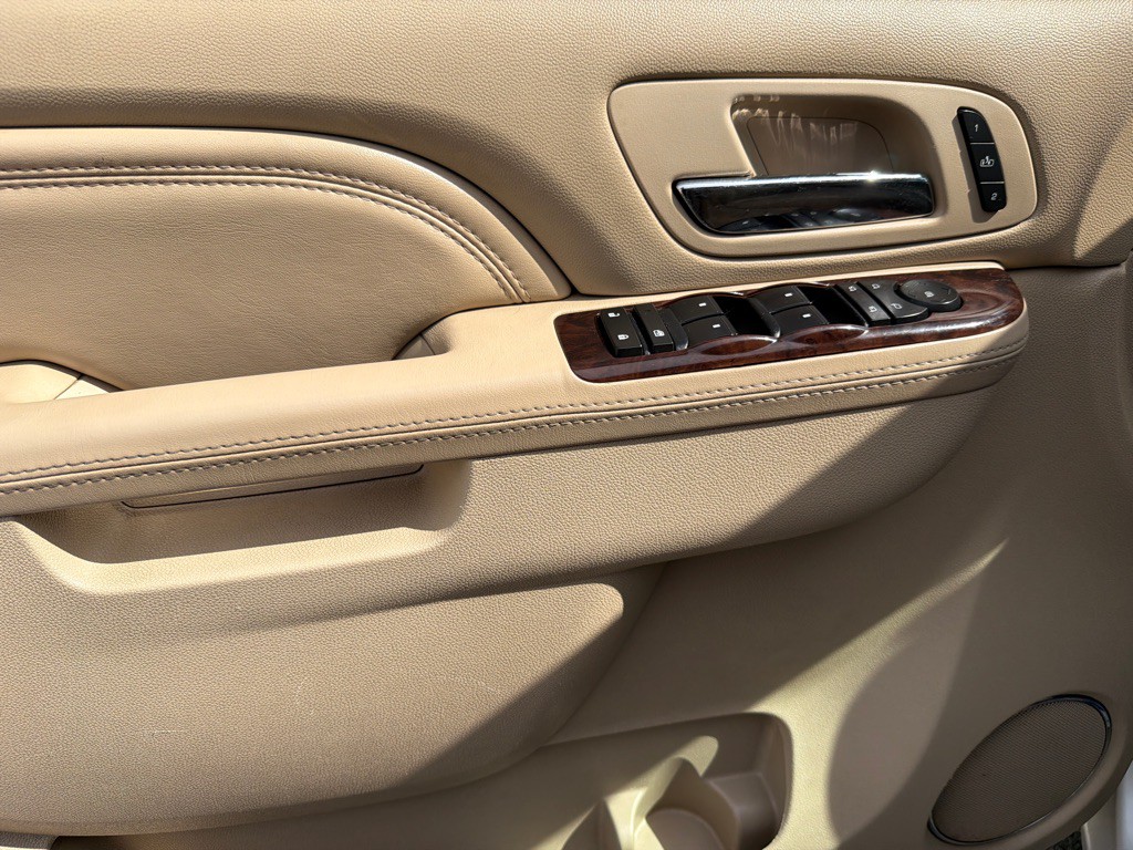 2010 Cadillac Escalade Image 14