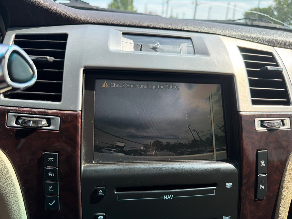 2010 Cadillac Escalade Image 15