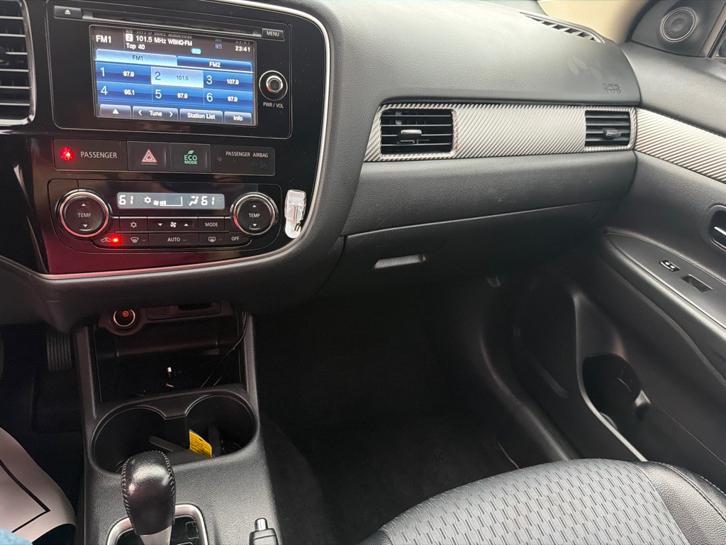 2015 Mitsubishi Outlander Image 18