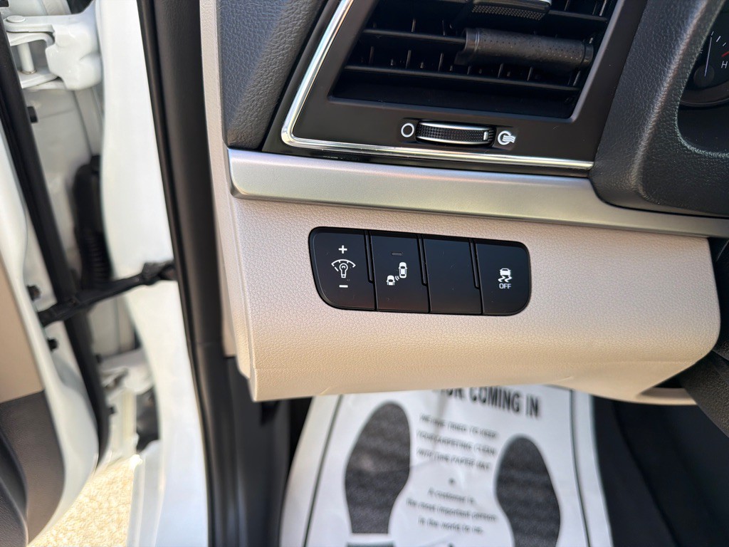 2017 Hyundai Elantra Image 15