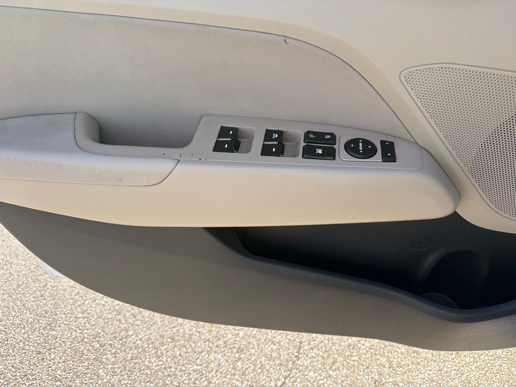 2017 Hyundai Elantra Image 16