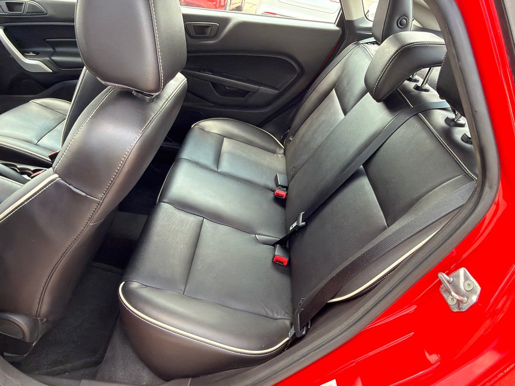 2012 Ford Fiesta Image 12