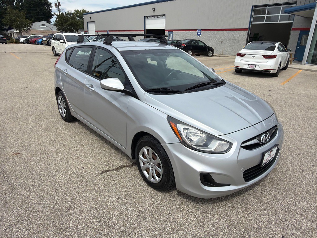 2012 Hyundai Accent Image 2