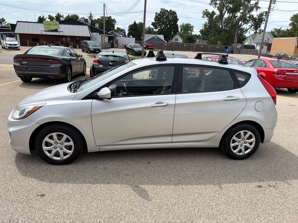 2012 Hyundai Accent Image 5
