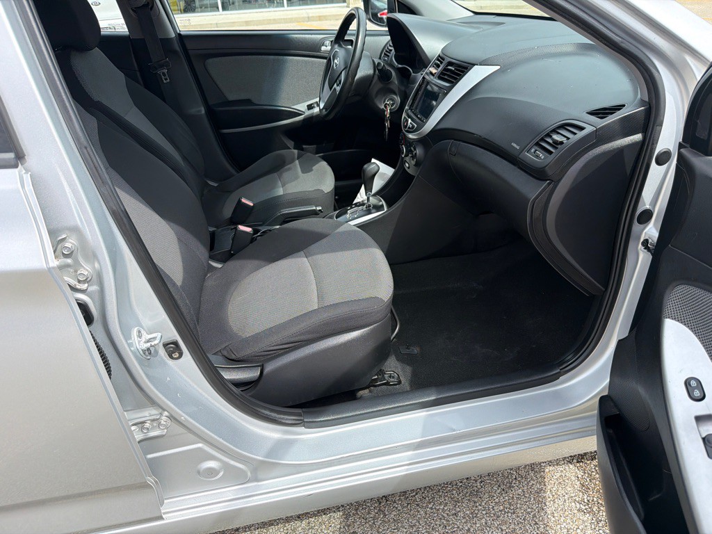 2012 Hyundai Accent Image 9