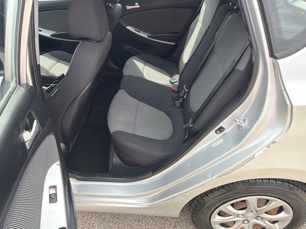 2012 Hyundai Accent Image 11