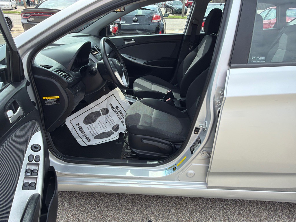 2012 Hyundai Accent Image 12