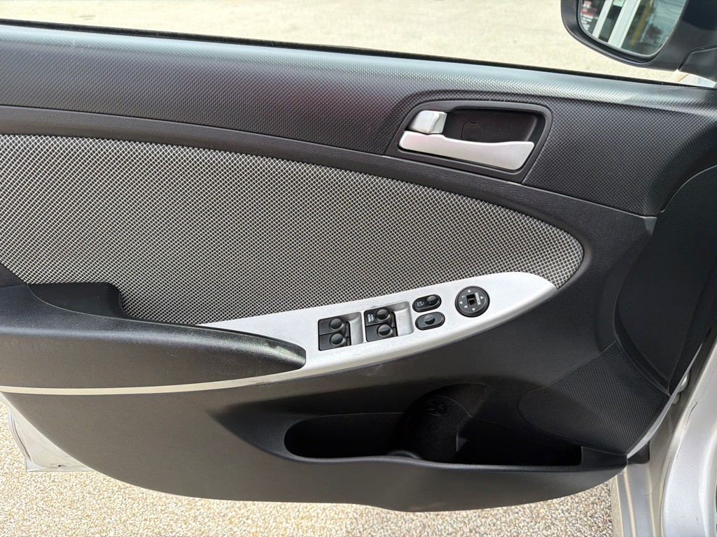 2012 Hyundai Accent Image 13