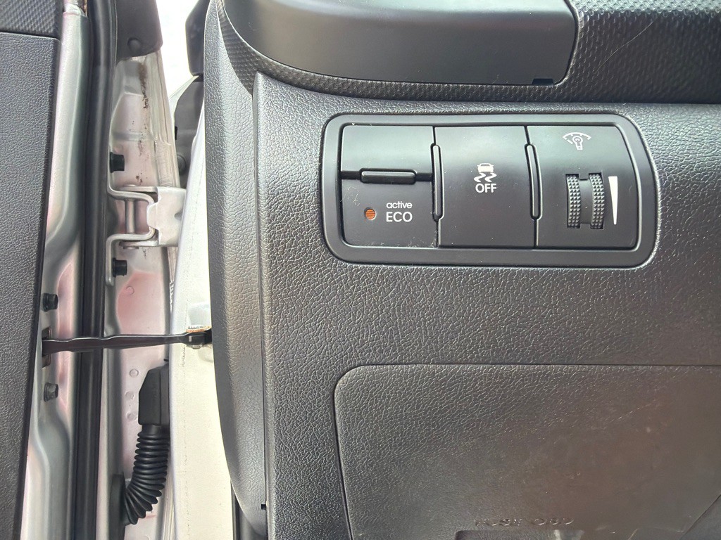 2012 Hyundai Accent Image 14