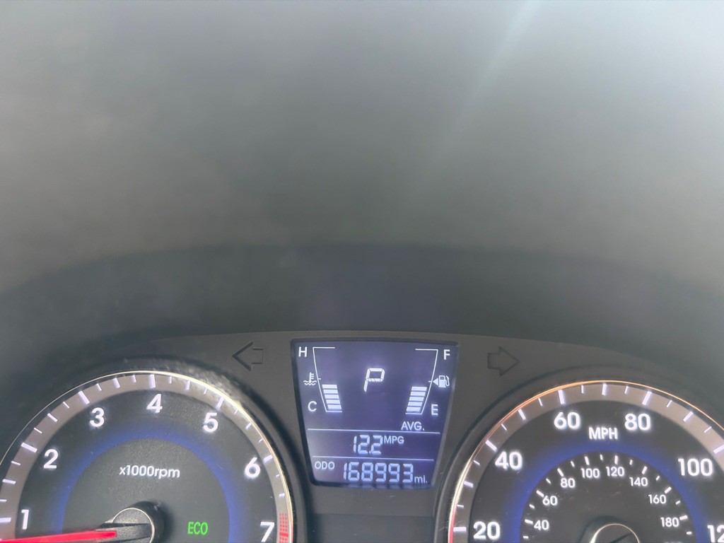 2012 Hyundai Accent Image 15