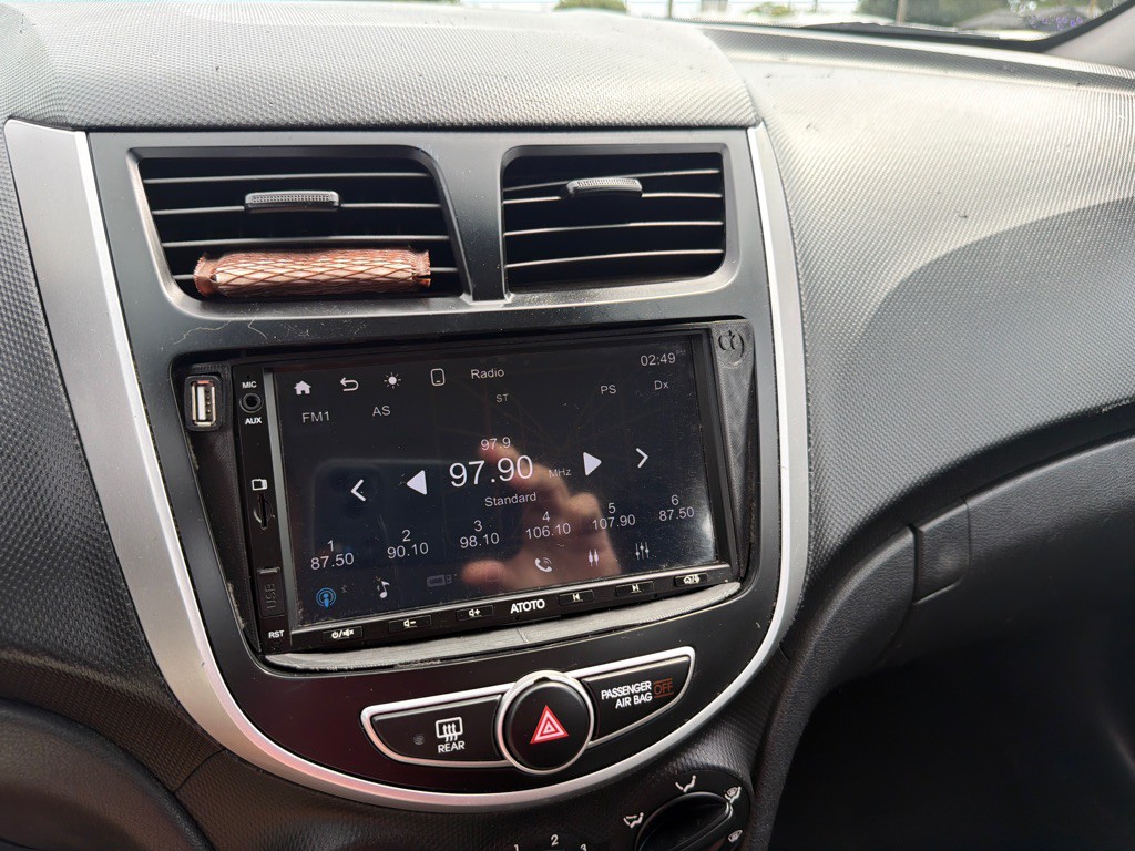 2012 Hyundai Accent Image 16