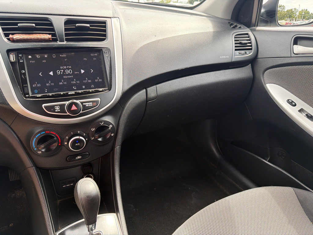 2012 Hyundai Accent Image 17