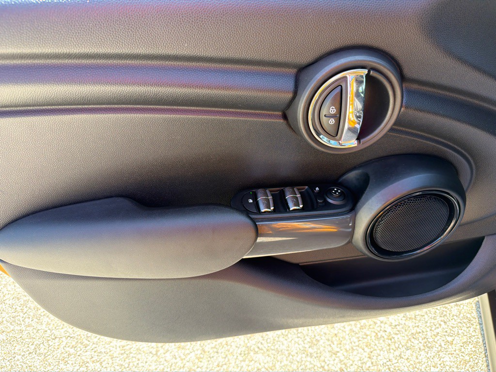 2016 MINI Cooper Image 16