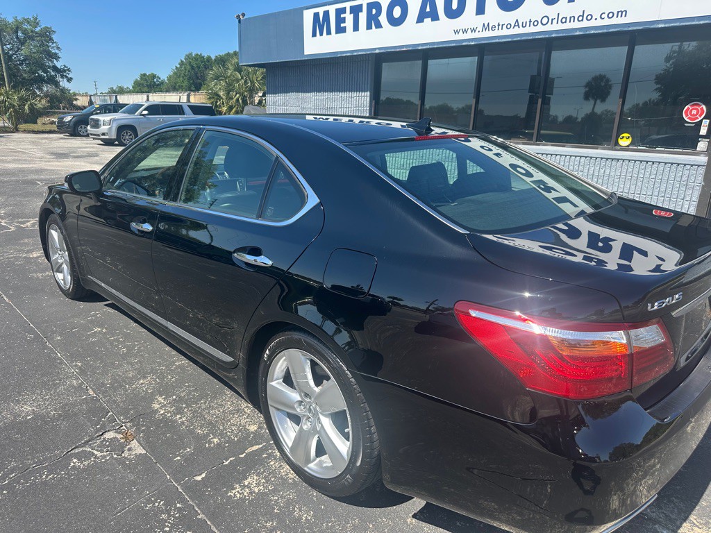 2010 Lexus LS Image 2