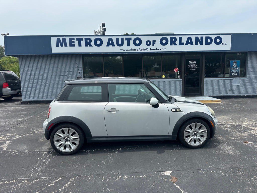 2010 MINI Cooper Image 1