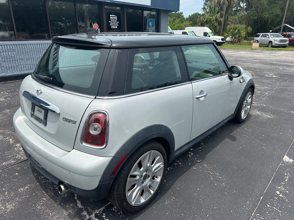 2010 MINI Cooper Image 2