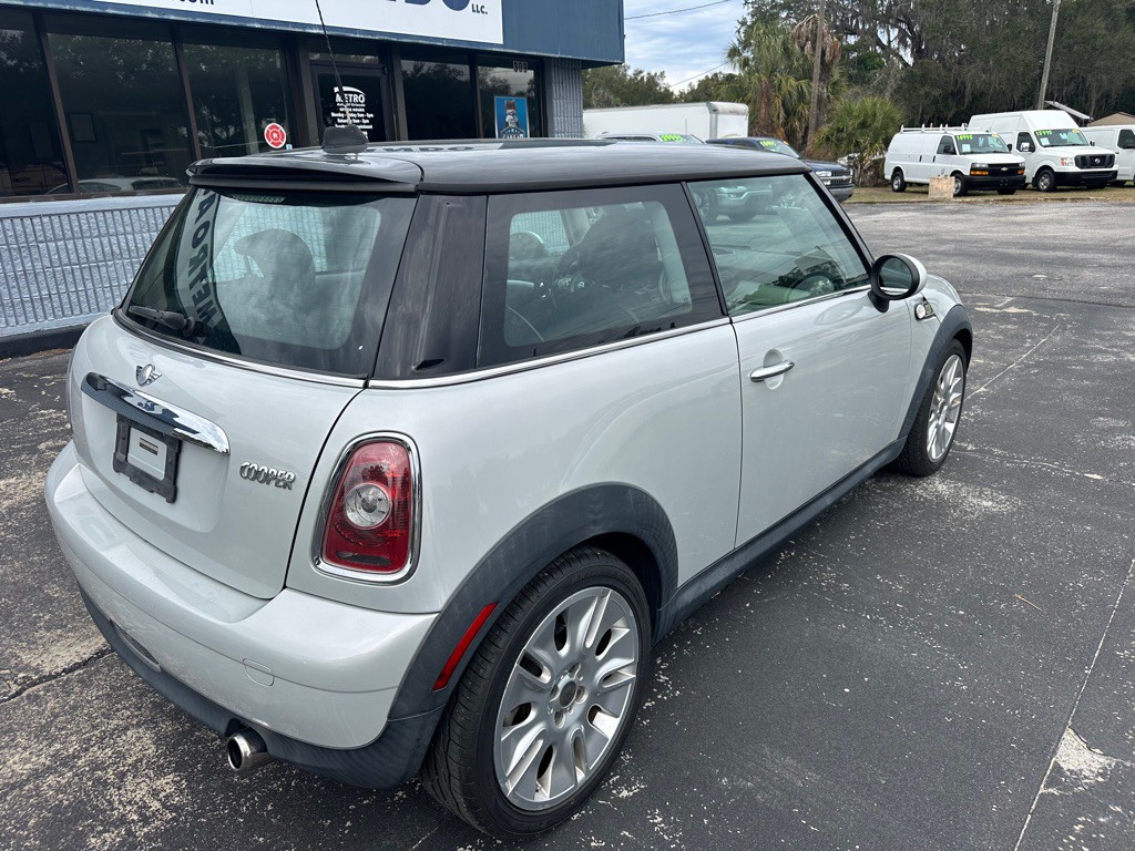 2010 MINI Cooper Image 2