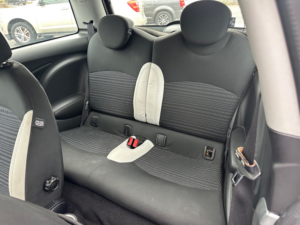 2010 MINI Cooper Image 11