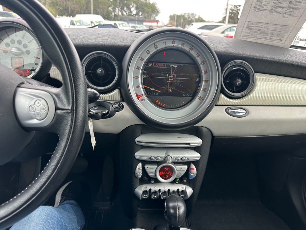 2010 MINI Cooper Image 12