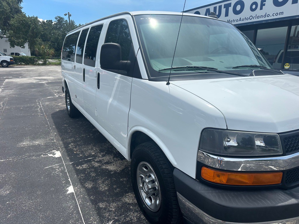 2017 Chevrolet Express Image 3