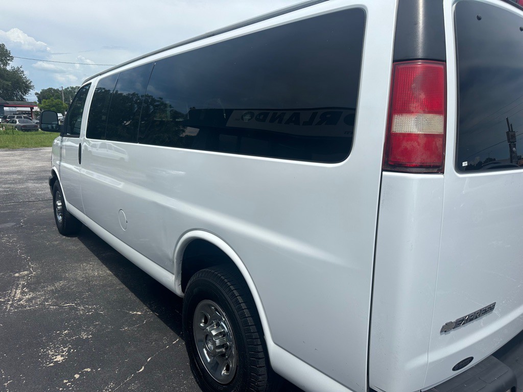 2017 Chevrolet Express Image 7