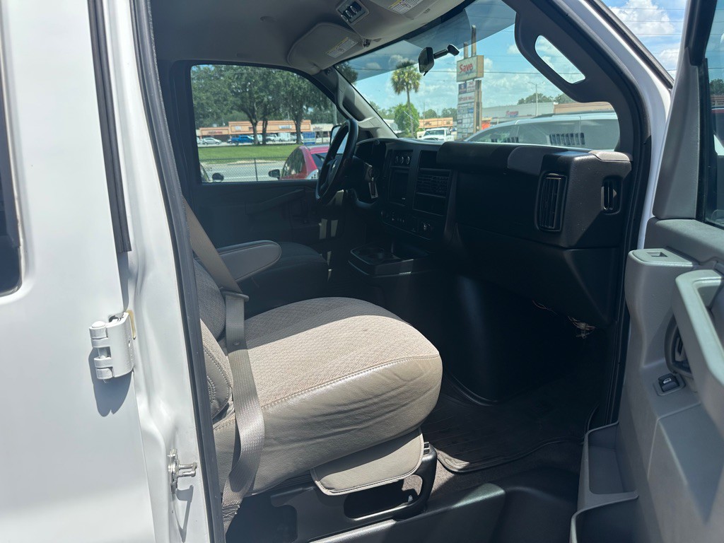2016 Chevrolet Express Image 13