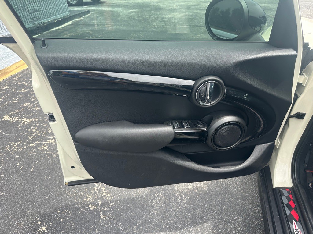 2017 MINI Cooper Image 15