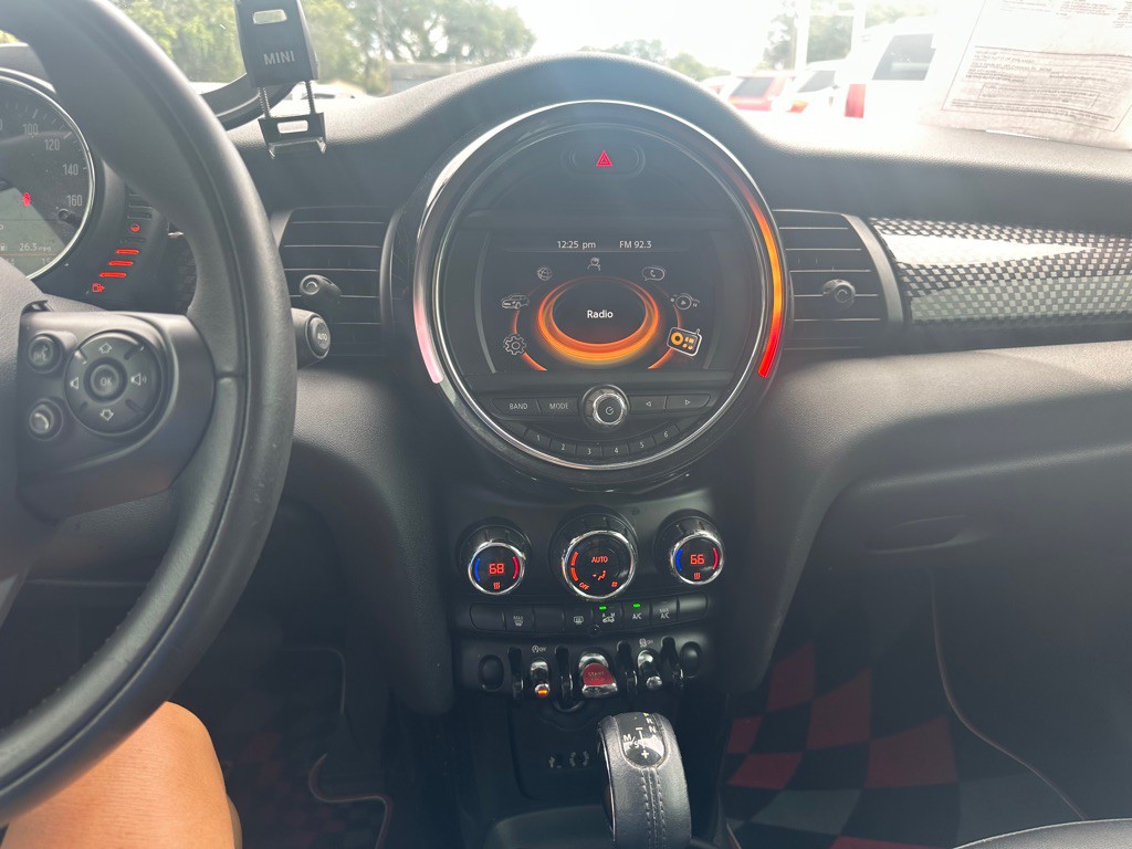 2017 MINI Cooper Image 16