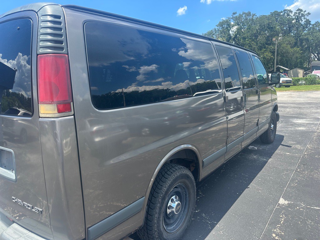 2001 Chevrolet Express Image 2