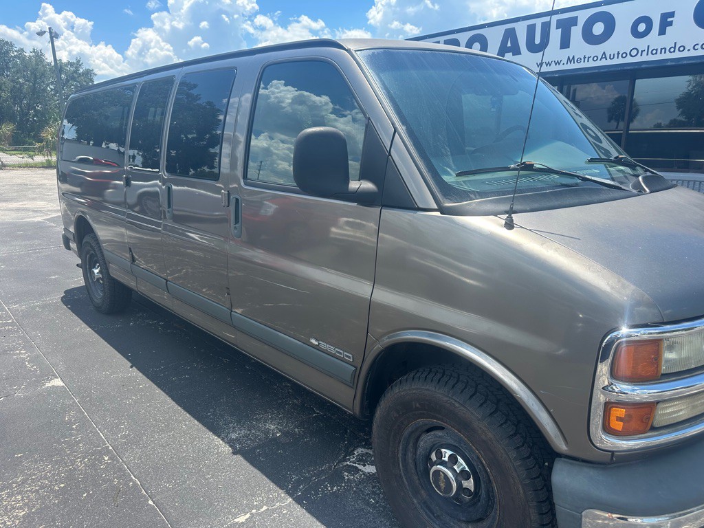 2001 Chevrolet Express Image 3