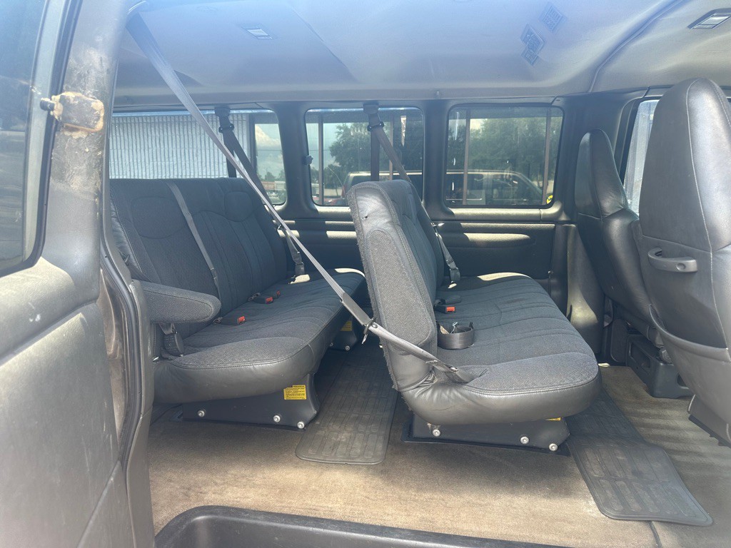 2001 Chevrolet Express Image 10