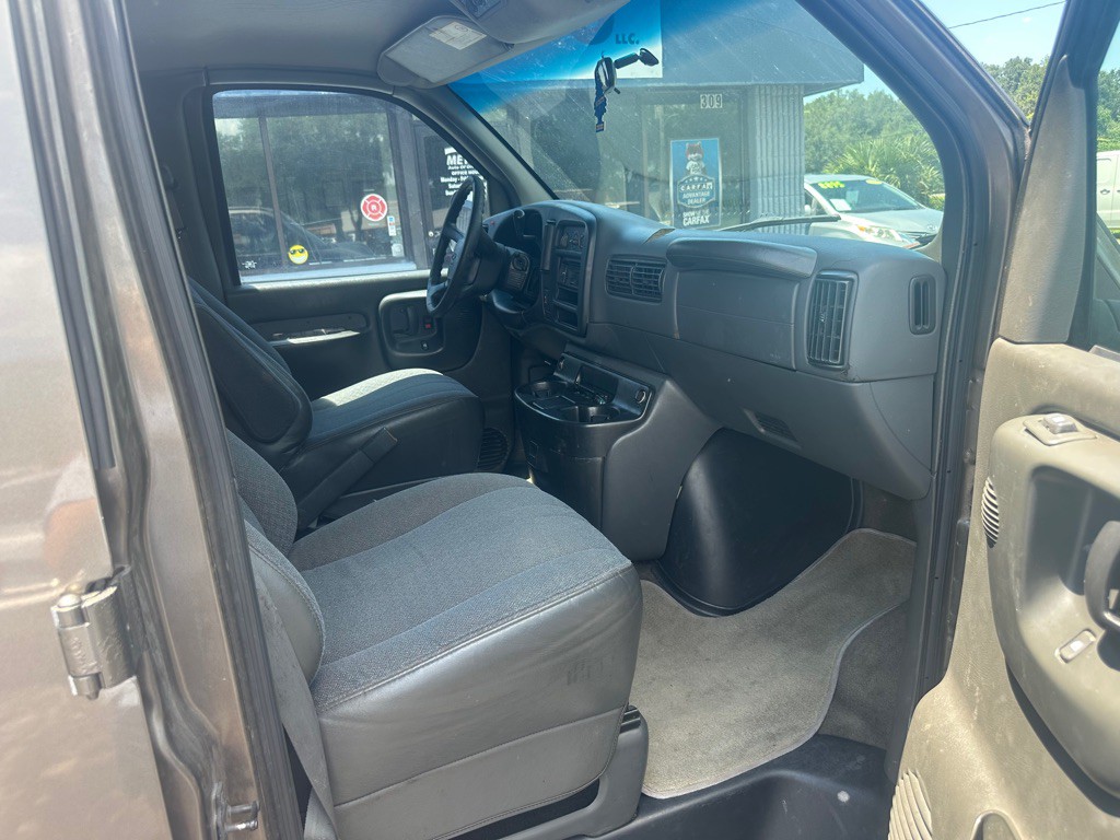 2001 Chevrolet Express Image 13