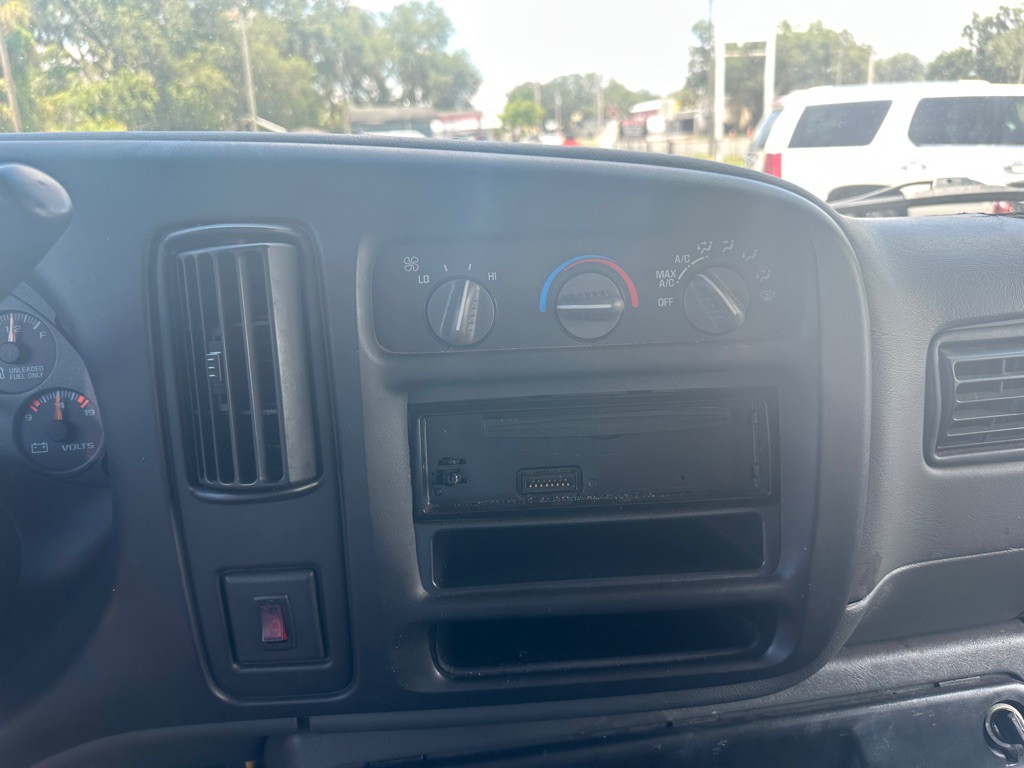 2001 Chevrolet Express Image 16
