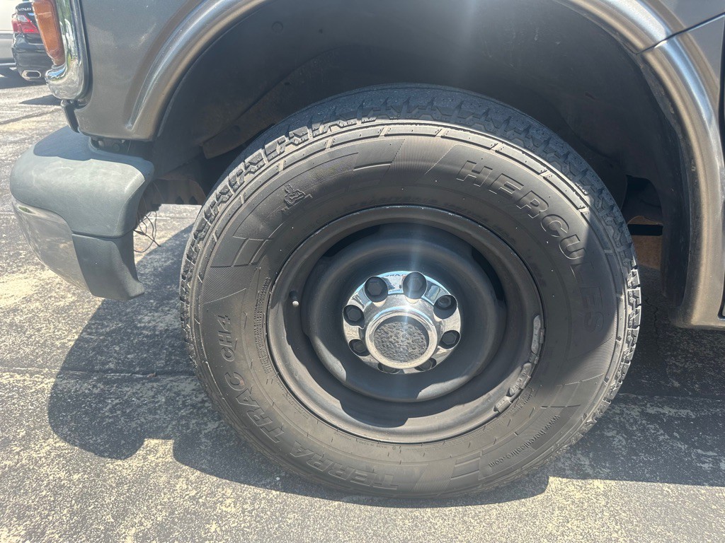 2001 Chevrolet Express Image 19
