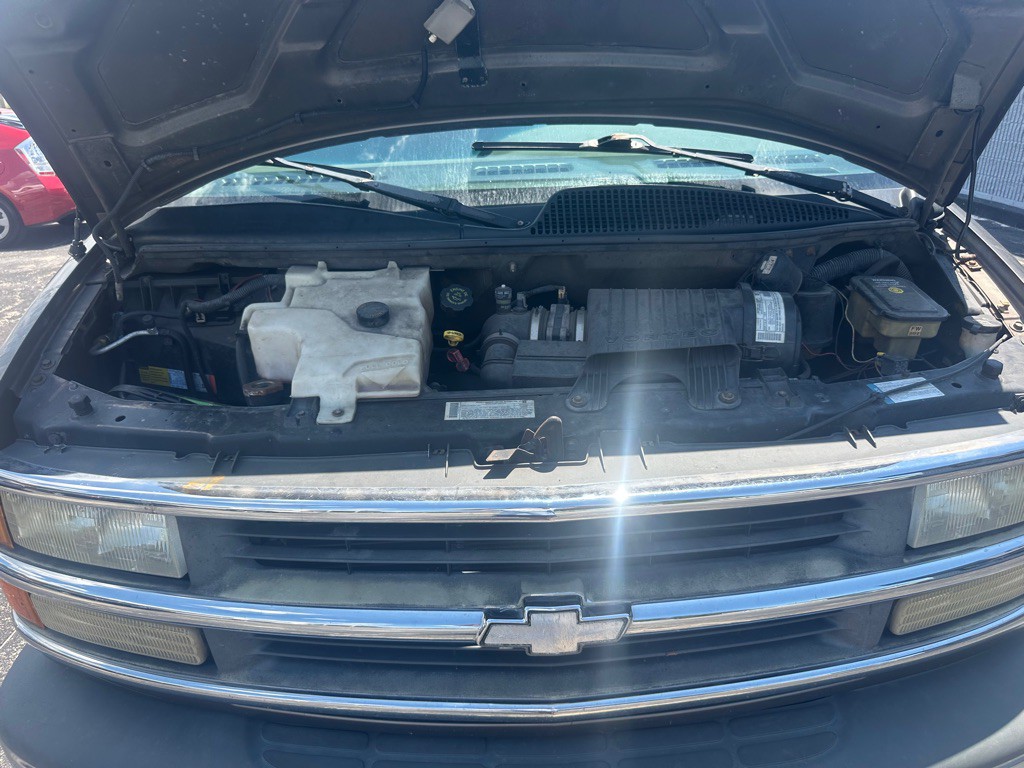 2001 Chevrolet Express Image 24