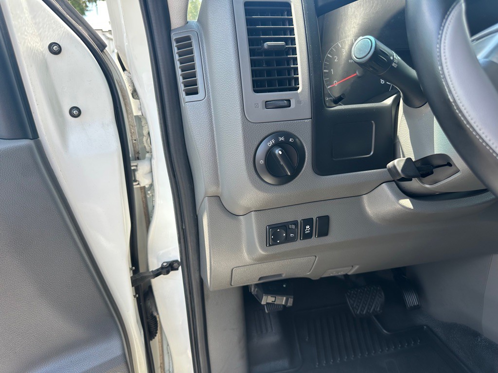 2015 Nissan NV Image 16