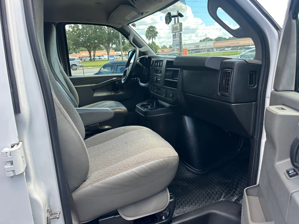 2016 Chevrolet Express Image 13