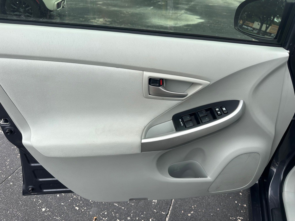 2013 Toyota Prius Image 14