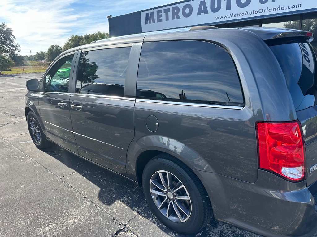 2017 Dodge Grand Caravan Image 2