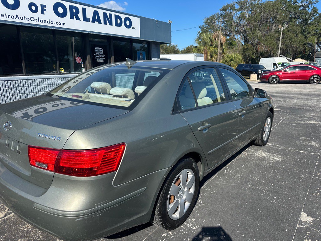 2010 Hyundai Sonata Image 2