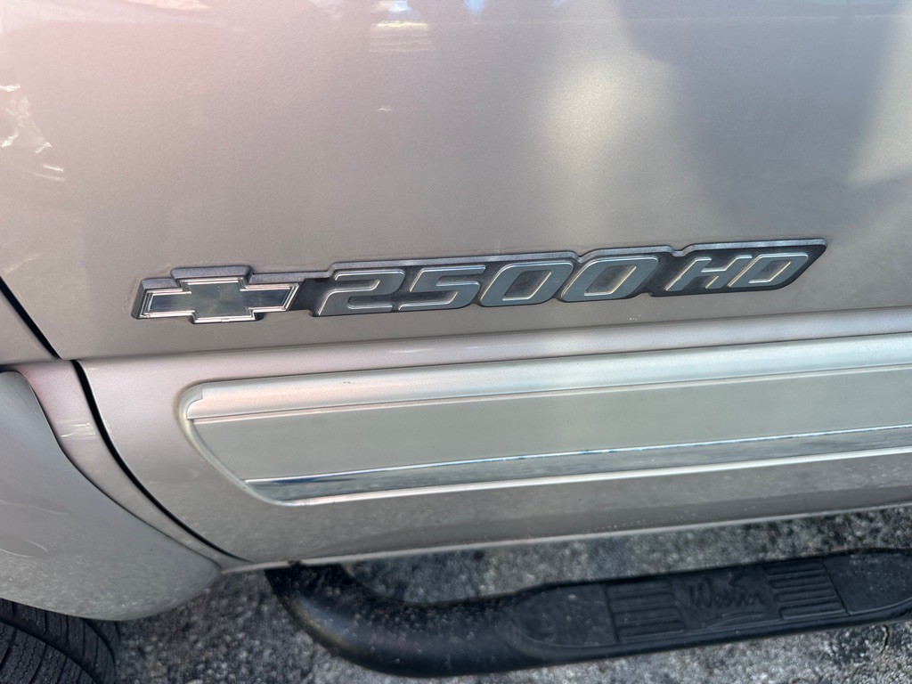 2004 Chevrolet Silverado 1500 Image 11