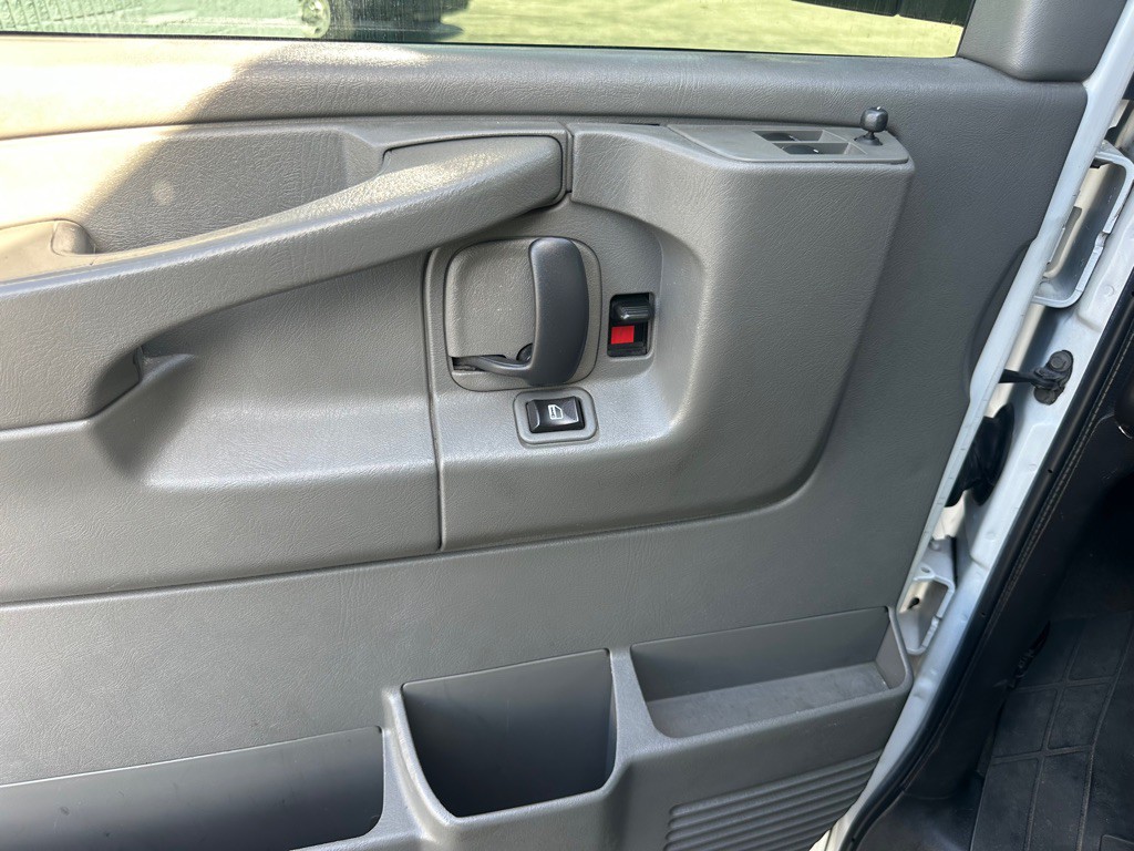 2011 Chevrolet Express Image 15