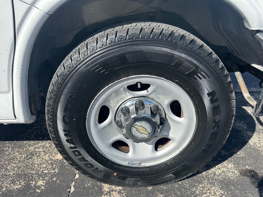 2011 Chevrolet Express Image 23