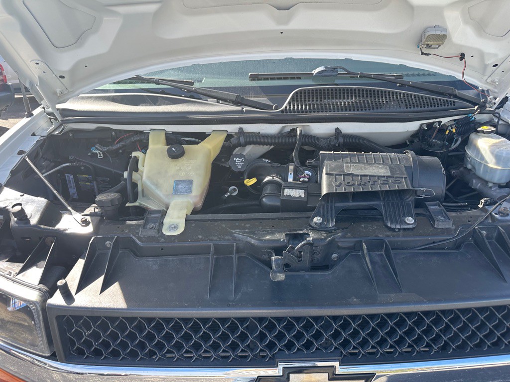 2011 Chevrolet Express Image 25