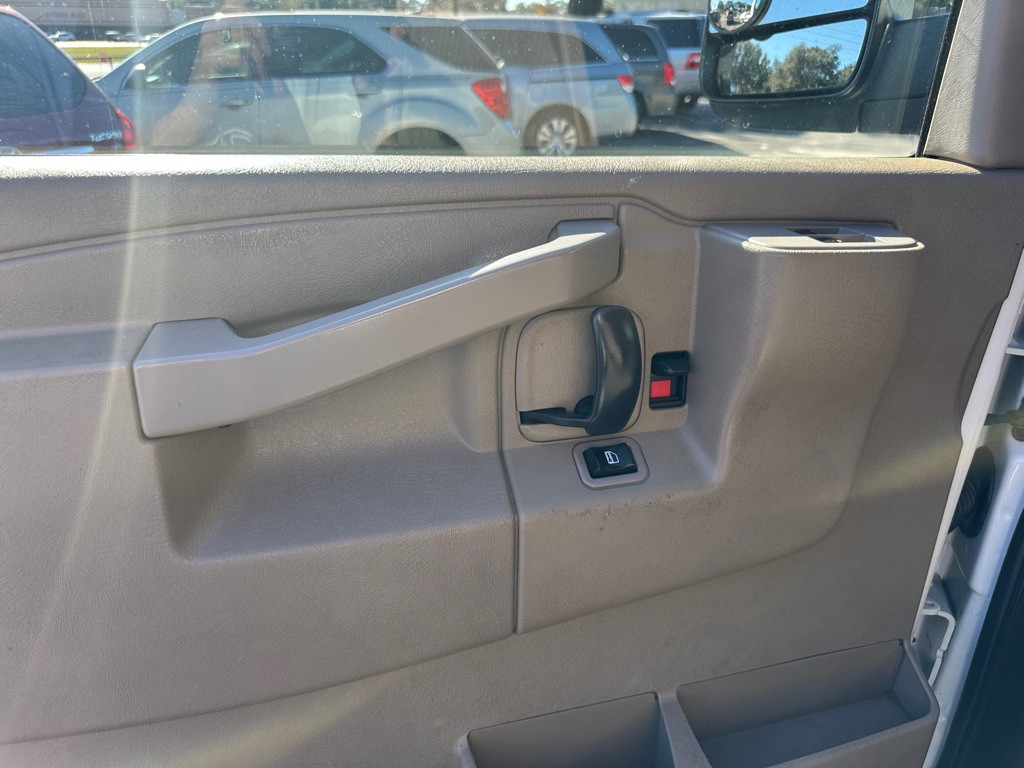 2017 Chevrolet Express Image 14