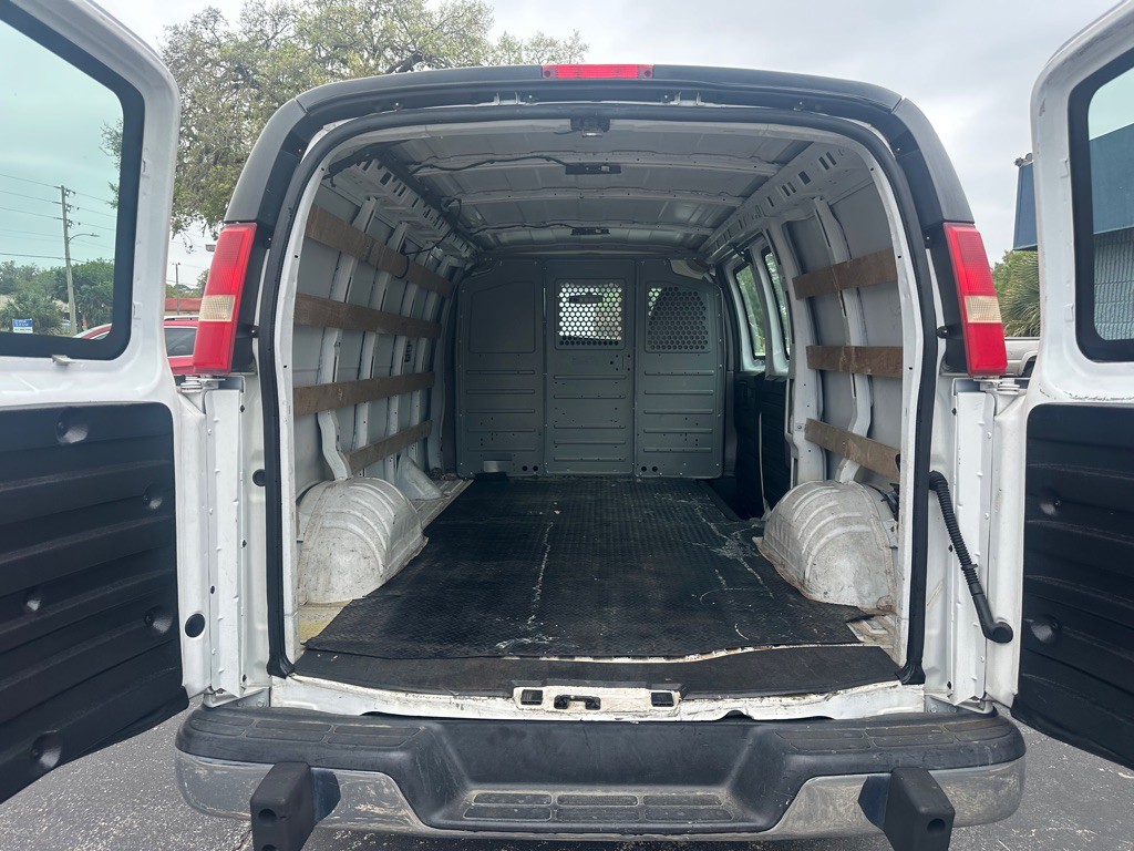 2015 GMC Savana Image 9