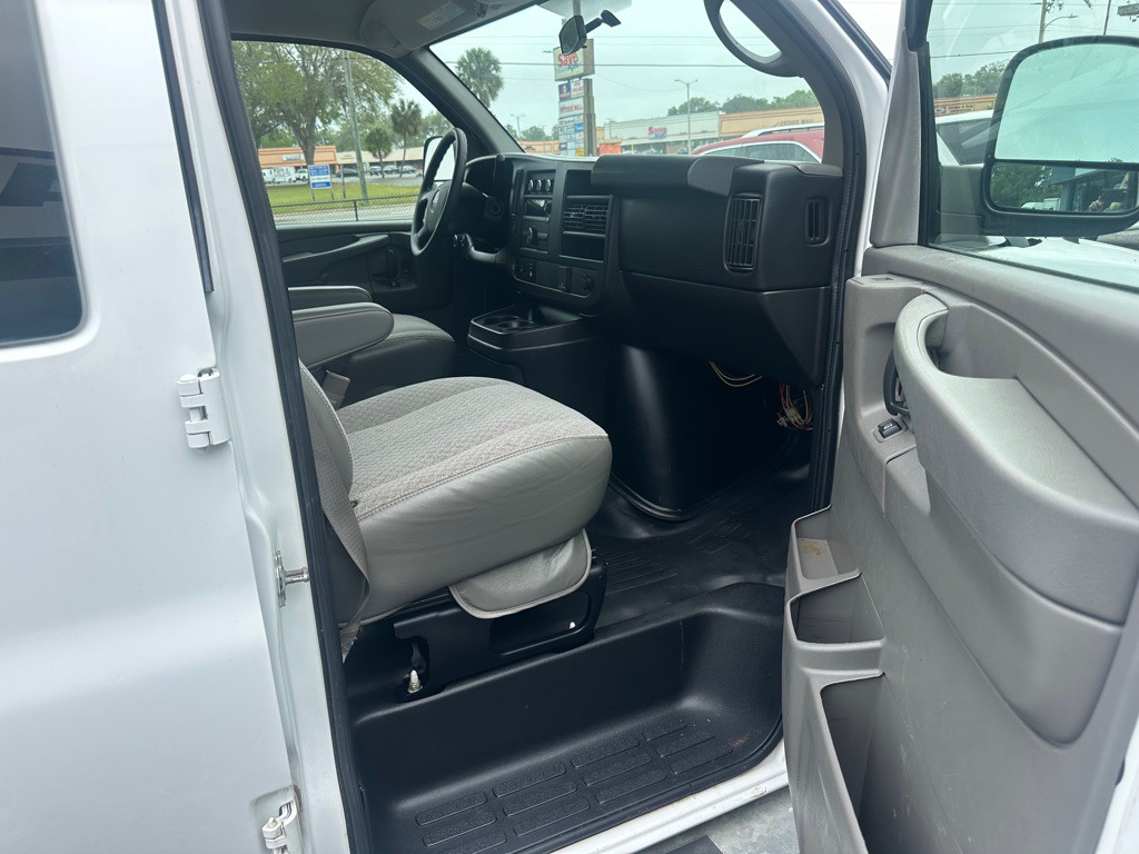 2015 GMC Savana Image 10