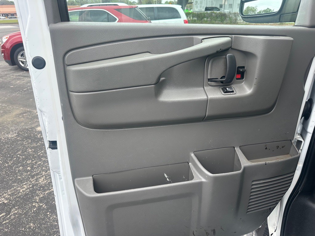 2015 GMC Savana Image 14